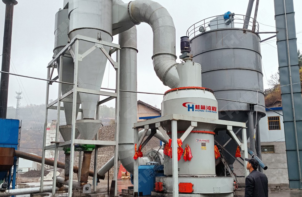 凹凸棒石黏土的加工設(shè)備:HC擺式磨粉機(jī)(產(chǎn)粉:80-400目 時(shí)產(chǎn):1-40噸)