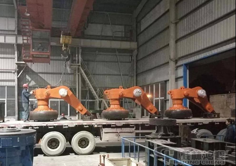 HLMX1700超細立磨發(fā)貨現(xiàn)場-超細立磨機大磨輥裝車