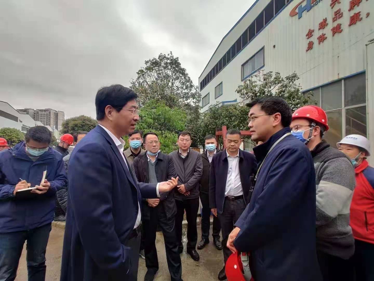 桂林市委書記周家斌書記,鐘洪常務(wù)副市長等市委市政府,區(qū)委區(qū)政府領(lǐng)導一行開年第一站來到廣西桂林鴻程機械廠指導慰問 桂林市委書記周家斌書記,鐘洪常務(wù)副市長等市委市政府,區(qū)委區(qū)政府領(lǐng)導一行開年第一站來到廣西桂林鴻程機械廠指導慰問